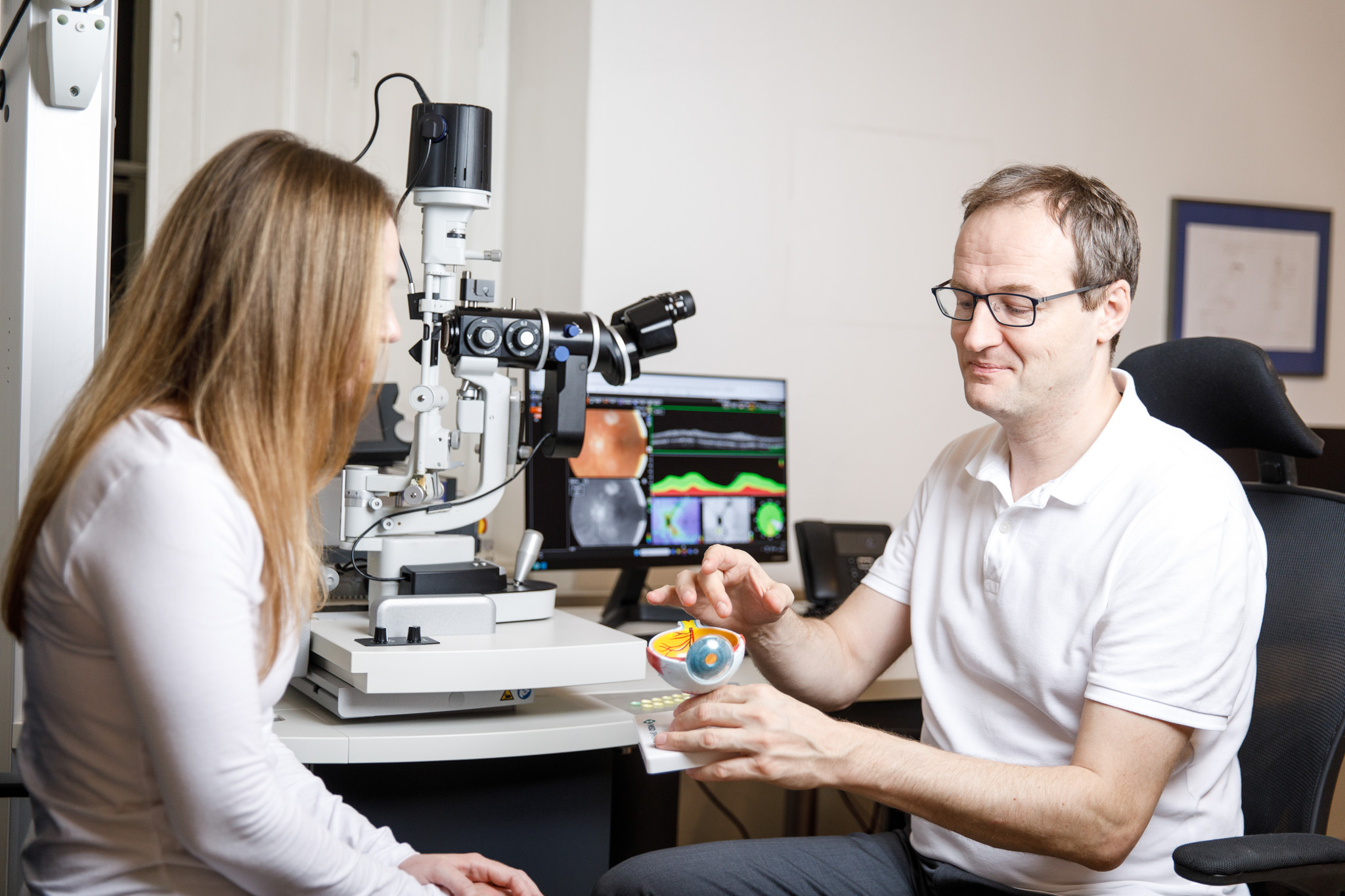 Augenarzt Dr. Ewald Lindner bei der Untersuchung einer Patientin in Graz
