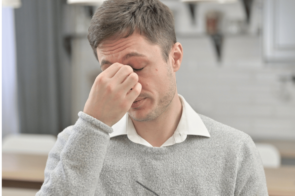 Müde und angestrengte Augen Mann mit müden und angestrengten Augen bei Fehlsichtigkeit